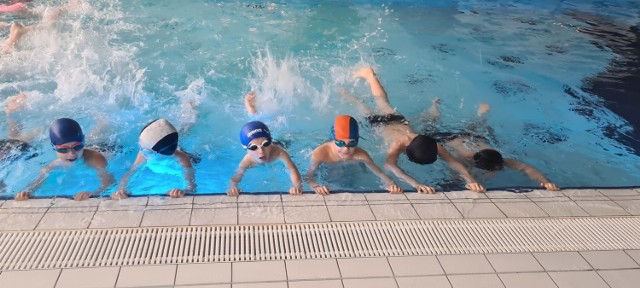 Program powszechnej nauki pływania był adresowany do uczniów szkół podstawowych z klas I – III.