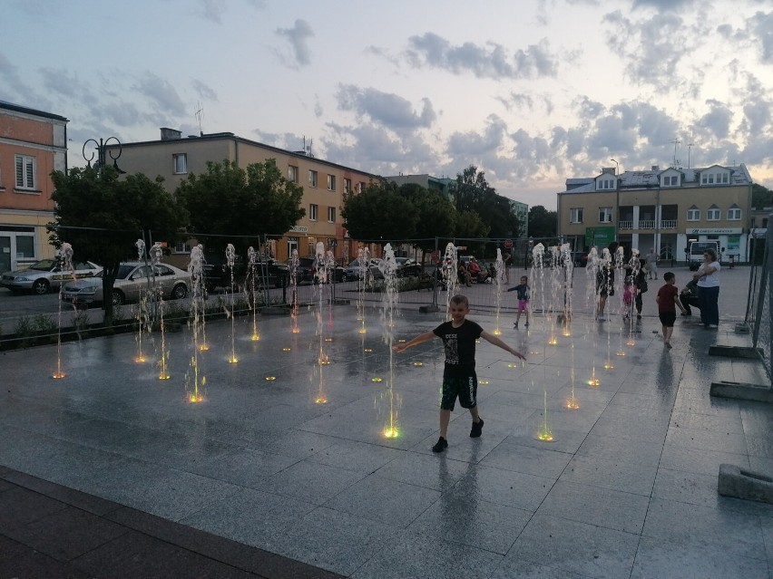 Centrum Włodawy zmieniło się nie do poznania! Działają już nowe fontanny. Zobacz zdjęcia