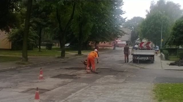 Mysłowice: remonty dróg 2013. Drogowcy pracują w dwóch brygadach. Obecnie na ulicy Wielkiej Skotnicy.