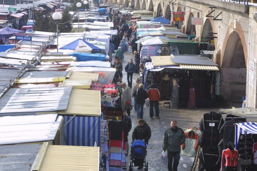 Złote czasy bazaru nad Wartą w Gorzowie to lata 90. Dzisiaj w miejscu straganów, mniejszych i większych kiosków,"szczęk" czy innych pawilonów, jest bulwar. Gorzowska duma i chluba.