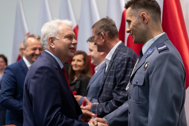 Wiceminister zdrowia Waldemar Kraska gościł w Bydgoszczy. Podziękował za dwa lata walki z pandemią i ostrzegł, że koronawirus może zostać z nami na zawsze.