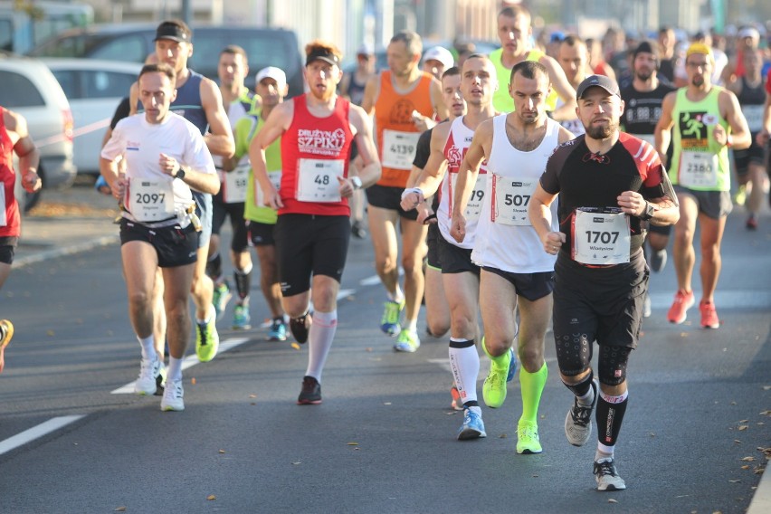 Zdjęcia biegaczy-uczestników maratonu w Poznaniu 2018