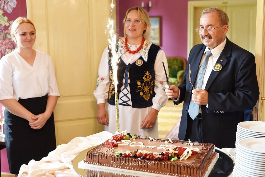 Zrzeszenie Kaszubsko-Pomorskie w Krokowej ma 30 lat. Kaszubi pomodlili się za swoich znajomych, potem odsłonili pamiątkową tablicę | ZDJĘCIA