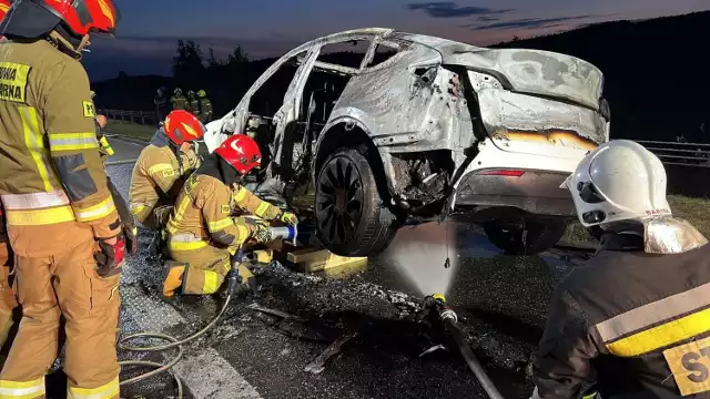 Na autostradzie A1 pod Grudziądzem płonęła tesla. Akcja chłodzenia akumulatorów "elektryka" może potrwać do rana