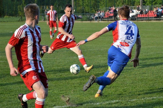 III liga piłkarska. Soła Oświęcim pokonała Wisłę Sandomierz 2:0. Na zdjęciu Paweł Rogala (z lewej) genialnym podaniem obsługuje Daniela Ferugę, który strzałem w przeciwny róg postawił pieczęć na zwycięstwie oświęcimian.