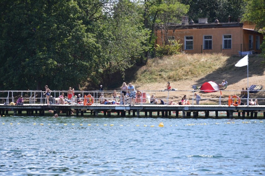Jezioro Niesłysz przyciąga wielu wczasowiczów.