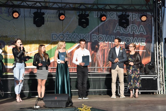Od lewej: Julia Szałwińska, Paulina Janikowska, Zuzanna Walerska, Jakub Papierz, burmistrz Paweł Grzybowski i Katarzyna Becmer