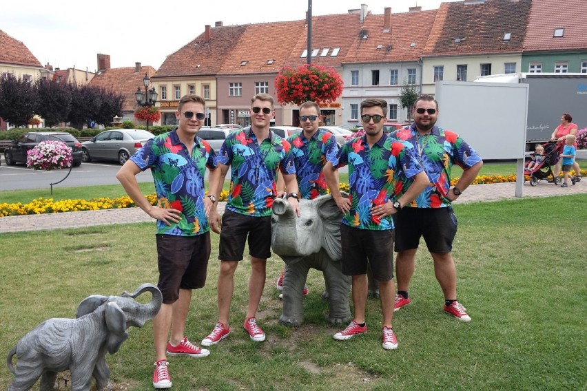 Zespół Wakacyjni z Leszna przyciągnął publiczność na rynek w Śmiglu. Relaks i koncert uliczny [ZDJĘCIA I WIDEO] 