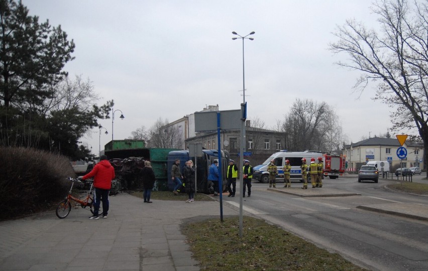 Wypadek cieżarówki w Piotrkowie. Scania załadowana złomem przewróciła się na rondzie. Utrudnienia w ruchu ZDJĘCIA