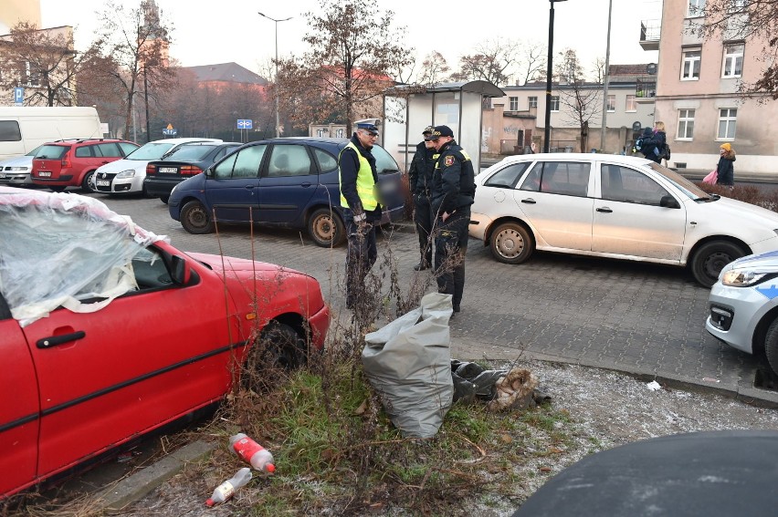 Leszno. Nieusuwalny wrak, w którym koczują bezdomni? Strażnicy na razie bezradni [ZDJĘCIA]