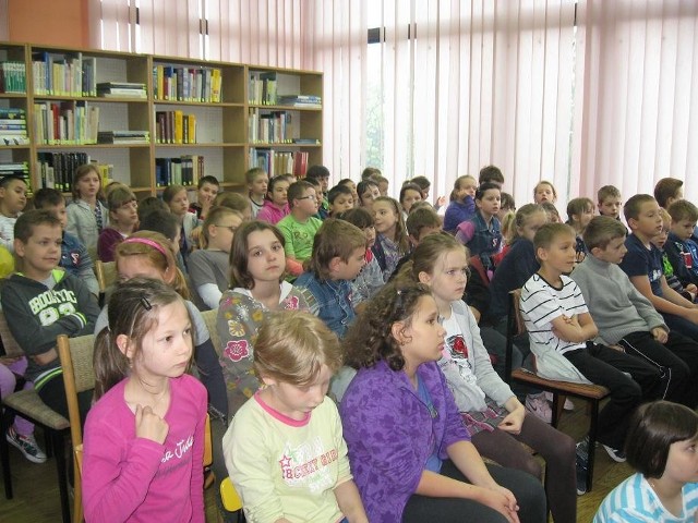 Spotkanie autorskie w bibliotece w Mysłowicach: na sali z autorem książek dla dzieci, Wojciechem Widłakiem, spotkało się ponad 80 uczniów SP 9.