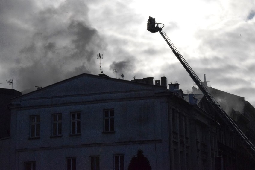 Pożar w Bielsku-Białej. Ogień w kamienicy przy ul. Barlickiego [ZDJĘCIA]