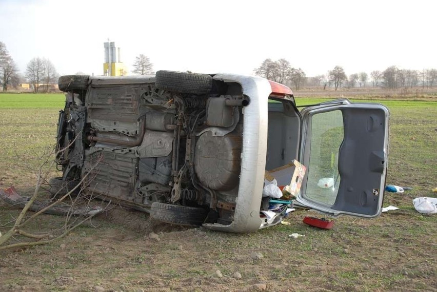 W groźnym wypadku pod Budzyniem ucierpieli kierowca i jego pasażer