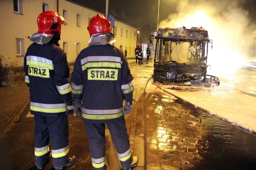 Wrocław: Doszczętnie spłonął autobus linii N (ZDJĘCIA)