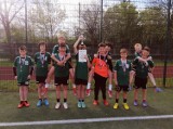Na Orliku w Karsinie odbyły się powiatowe Igrzyska Dzieci w piłce nożnej chłopców. Sukces piłkarzy SP nr 6 w Kościerzynie