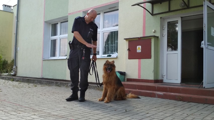 Policjanci z Inowrocławia spotkali się z młodymi ludźmi w Bibliotece Publicznej w Złotnikach Kujawskich [zdjęcia] 