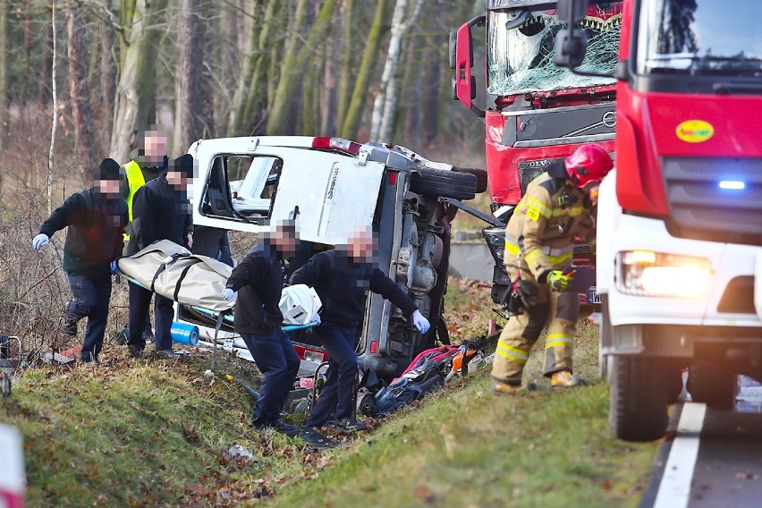 Tragedia na Dolnym Śląsku! Trzy osoby zginęły w wypadku busa [ZDJĘCIA]