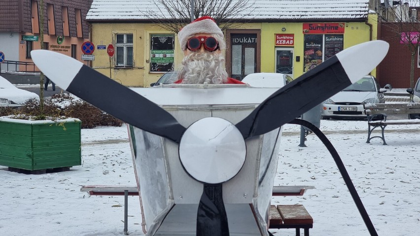 Mikołaj odwiedził Krajenkę. Na tamtejszym rynku stanęły ozdoby, które od lat wykonuje miejscowy zakład komunalny