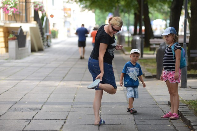 -&nbsp;Drzewa nie są tu niczemu winne. Trzeba częściej myć deptak - mówi Marta Junke. Na zdjęciu z  synem Oskarem i córką Nataszą.