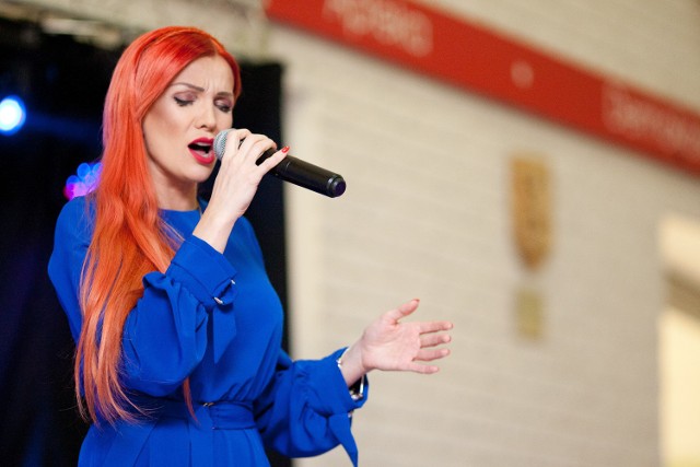 Asteya Dec, finalistka programu The Voice of Poland zaśpiewała w Galerii Podkowa w Słupsku.
