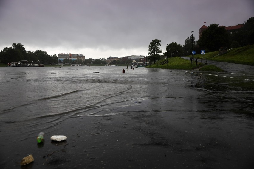 Ulewy w Krakowie. Bulwary wiślane zostały zalane [ZDJĘCIA]