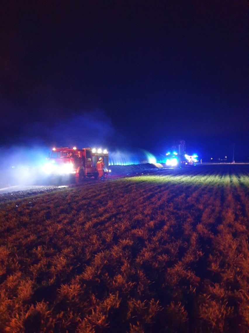 Duży pożar w Koźlątkowie. Palił się wielki stóg słomy. ZDJĘCIA