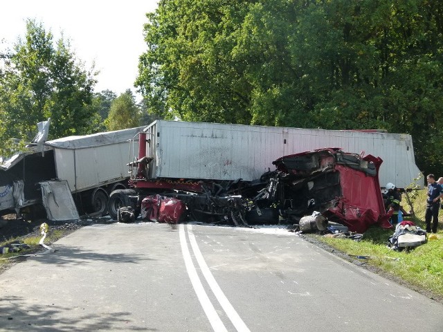 Wypadek w Podlesiu. Zderzenie czołowe dwóch tirów. Droga 483 zablokowana.