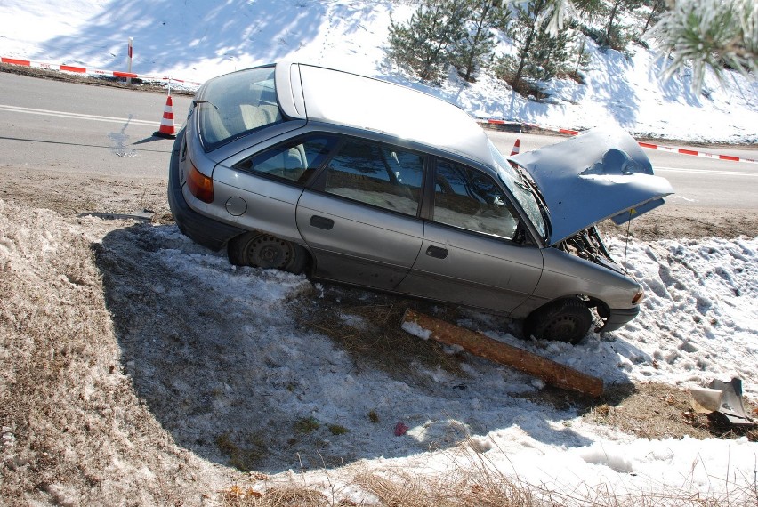 Gmina Lipnica: Bale drewna spadły na samochód. Jeden wbił się przez szybę raniąc pasażerkę (zdjęcia)