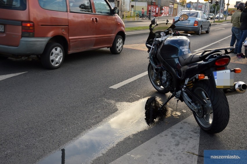 Wypadek na ul. Okrzei we Włocławku z udziałem motocyklisty [wideo, zdjęcia]