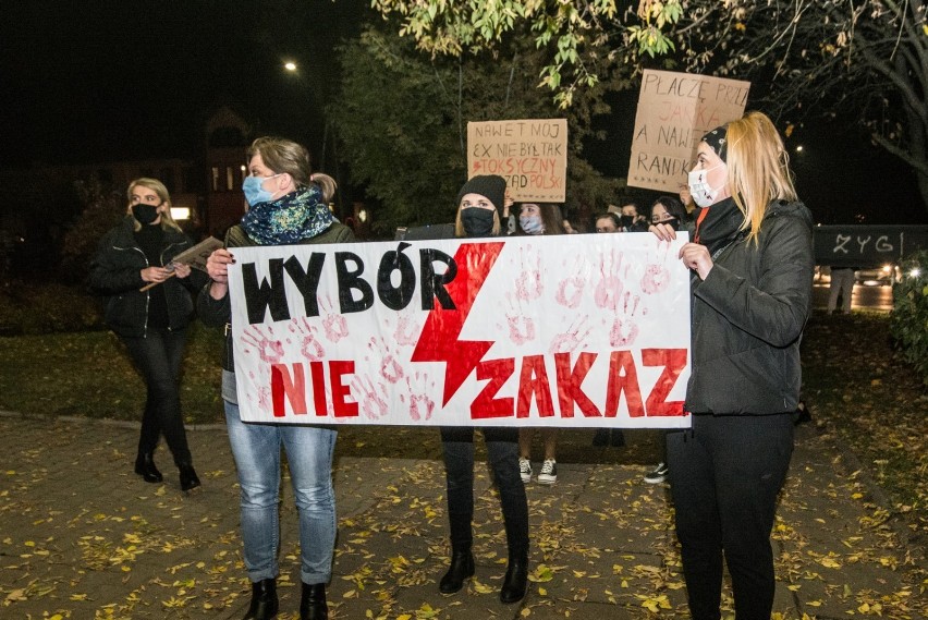 Protest kobiet w Rawie Mazowieckiej. Tłum rośnie w siłę [ZDJĘCIA]
