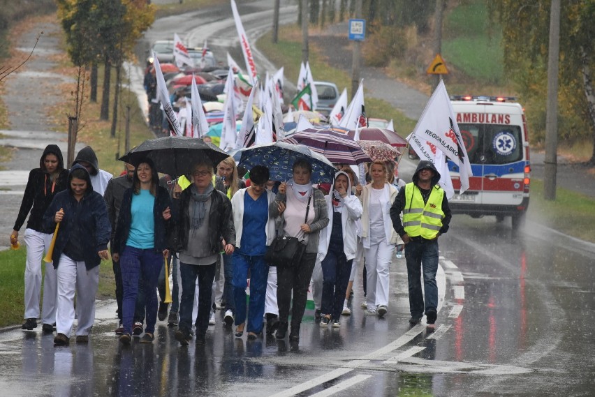 Pracownicy rybnickiego szpitala przeszli ulicami Rybnika