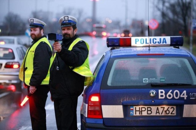 Policjanci kontrolowali ciężarówki i autobusy