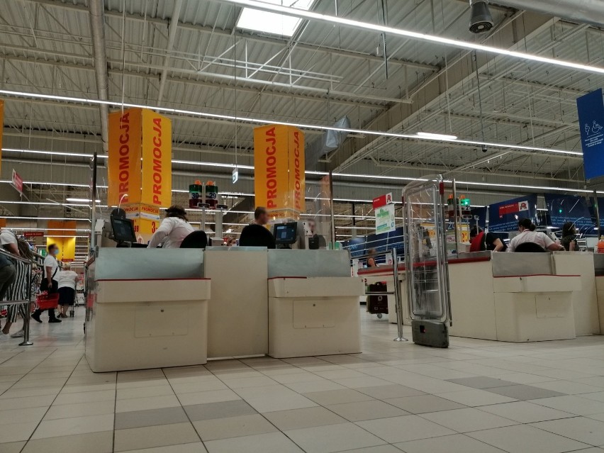 Przeciwnicy maseczek protestowali w Auchan. Kasjerzy odchodzili od kas, ochrona wypraszała ze sklepu