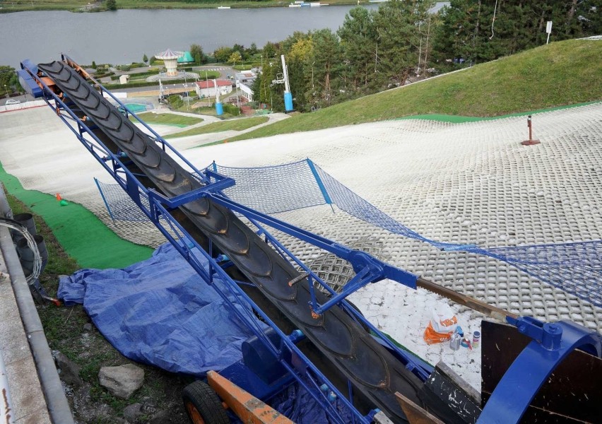 Ważąca ponad 10 ton maszyn produkuje 30 metrów sześciennych...