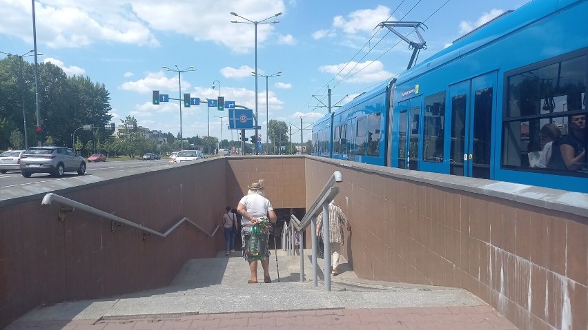 Kraków. Przejście podziemne pod ul. Wielicką w rozsypce. Na generalny remont wciąż brakuje pieniędzy