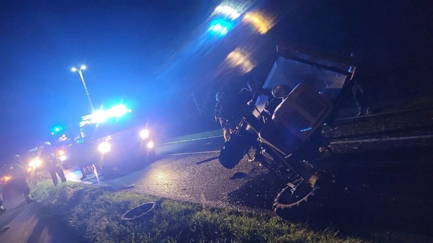Ciągnik zderzył się z autem osobowym w Nowinach Wielkich. Traktorzysta trafił do szpitala