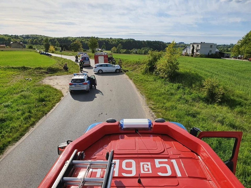 Brzeziny. Czołowe zderzenie motocykla z samochodem - jedna osoba trafiła do szpitala