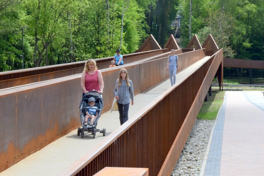 Kładka pieszo-rowerowa w Busku-Zdroju zachwyca architekturą. To duża atrakcja kurortu. Zapraszamy na przejazd - zobacz film i zdjecia 