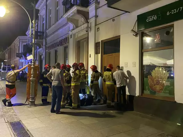 Nocna akcja strażaków na rynku w Kielcach. Więcej na kolejnych zdjęciach.