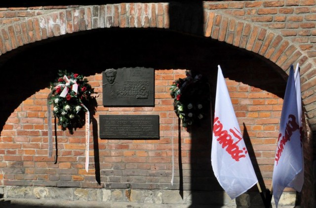 31 sierpnia odbyły się w Przemyślu obchody z okazji 37. rocznicy powstania NSZZ "Solidarność".

Uroczystości poprzedziła msza święta w intencji Ojczyzny i NSZZ „Solidarność”, która odprawiona została w Kościele Świętej Trójcy w Przemyślu. Po nabożeństwie delegacje złożyły kwiaty pod tablicą upamiętniającą błogosławionego księdza Jerzego Popiełuszkę – patrona „Solidarności”. Następnie uczestnicy w towarzystwie pocztów sztandarowych „Solidarności” udali się na Kamienny Most w Przemyślu i tam, pod tablicą uwieczniającą wydarzenia z przed 37 lat złożono kwiaty oraz wygłoszono okolicznościowe przemówienia.

Zobacz także: Wałęsa złożył kwiaty pod Pomnikiem Poległych Stoczniowców. "Przeciwnicy Solidarności chcą narzucić nam głupie rozwiązania"
