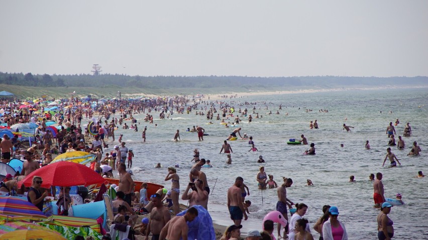 Plaże w Darłówku pełne turystów. Wakacje 2021 w pełni [zdjęcia]