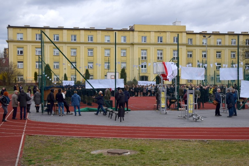 Wielkie święto Zespołu Szkół Mechanicznych w Kielcach. Uczniowie ślubowali w wojskowych mundurach. Zobaczcie zdjęcia i wideo 