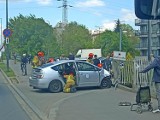 Kraków. Kierowca taksówki stracił panowanie nad autem i wjechał w ogrodzenie na al. 29 Listopada 