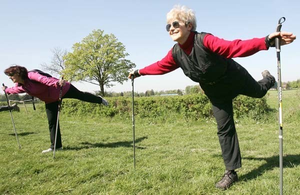 Bardzo popularny jest wśród seniorów nordic walking. Co dnia...