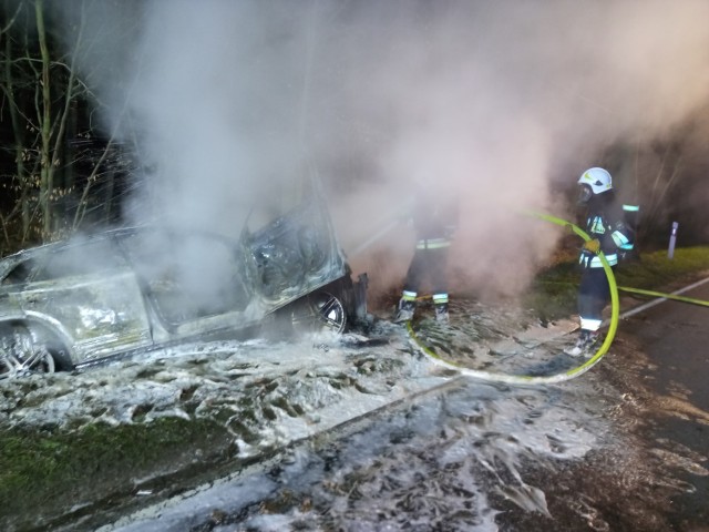 O godzinie 3 nad ranem auto wypadło z drogi i stanęło w płomieniach. Kierowcy nie było na miejscu (19.04.2021).