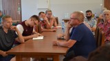 Wojna o drogę w Pęcławiu. Na spotkaniu z mieszkańcami wójt ścierał się z posłem PiS