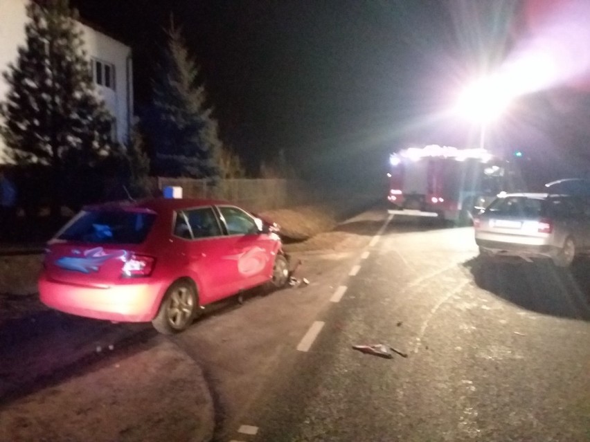 Chojnice. Wypadek w Pawłowie - zderzyły się trzy samochody, pięć osób zostało rannych
