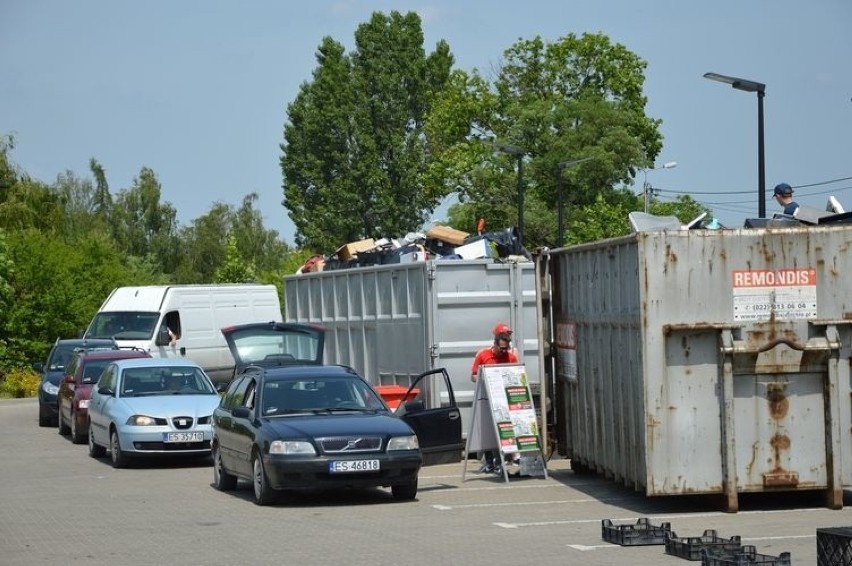 Tłumy chętnych do pozbycia się elektrośmieci. Zapowiada się kolejny rekord [ZDJĘCIA]