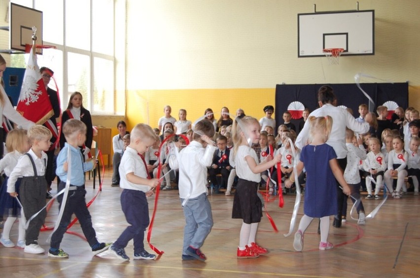 Uroczysta akademia w Swarożynie. Odsłonięta została tablica pamiątkowa z okazji 100-lecia powstania Szkoły Podstawowej