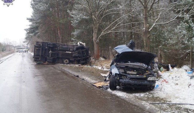 Tragiczny wypadek w Łuszczowie Pierwszym. Nie żyje 2,5-letnie dziecko

Do śmiertelnego wypadku doszło w środę o godz. 6.50 w Łuszczowie Pierwszym (pow. lubelski, gm. Wólka). W wyniku zderzenia dwóch aut, zginęło 2,5-letnie dziecko.